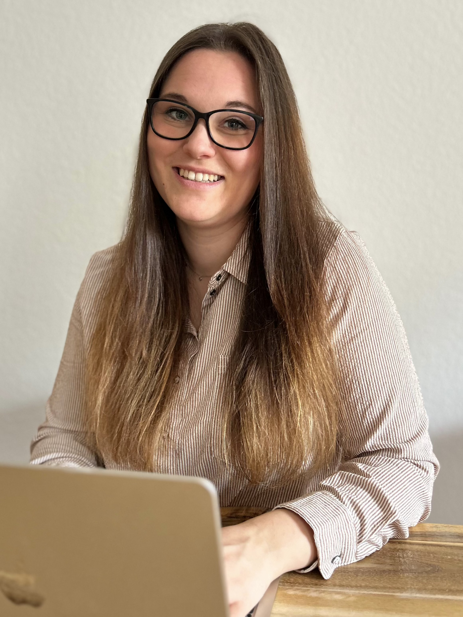 Beratierin vor Laptop