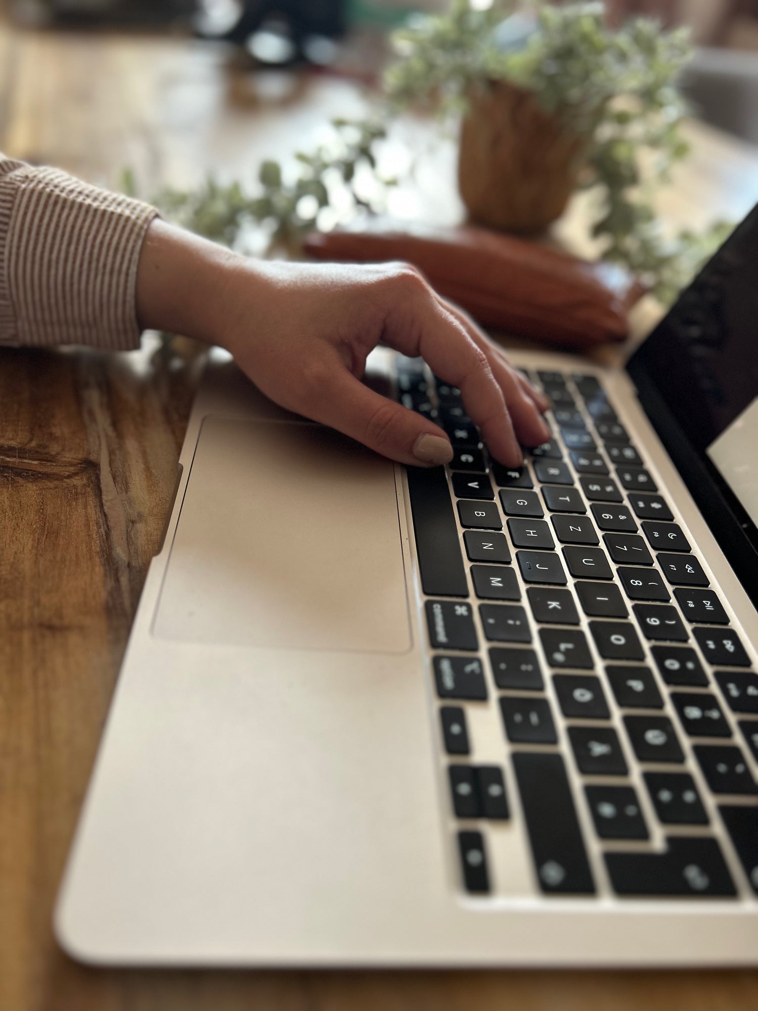 Hand auf Laptop